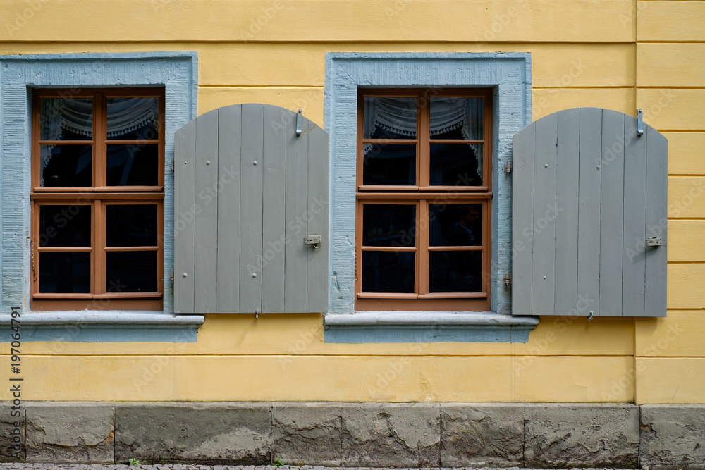 Zwei Fenster in einer Hauswand Zwei Fenster in einer Hauswand