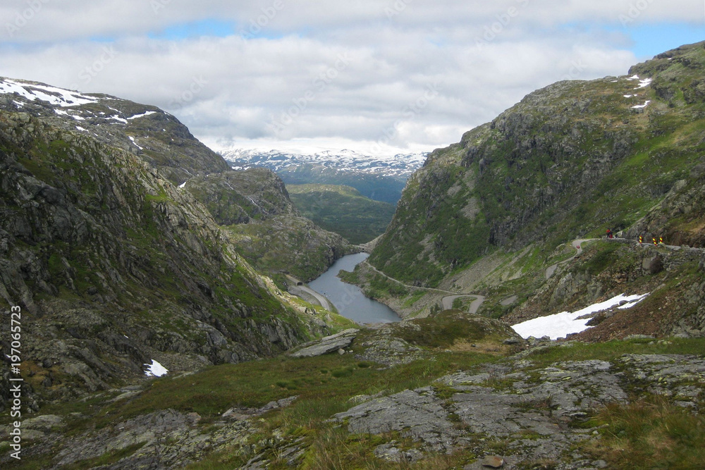 Norwegia, okolice Roldal - widok na jezioro i drogę wśród gó