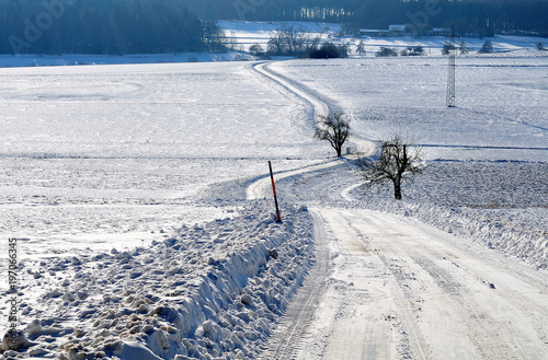 verschneite Landschaft mit kurviger Straße photo