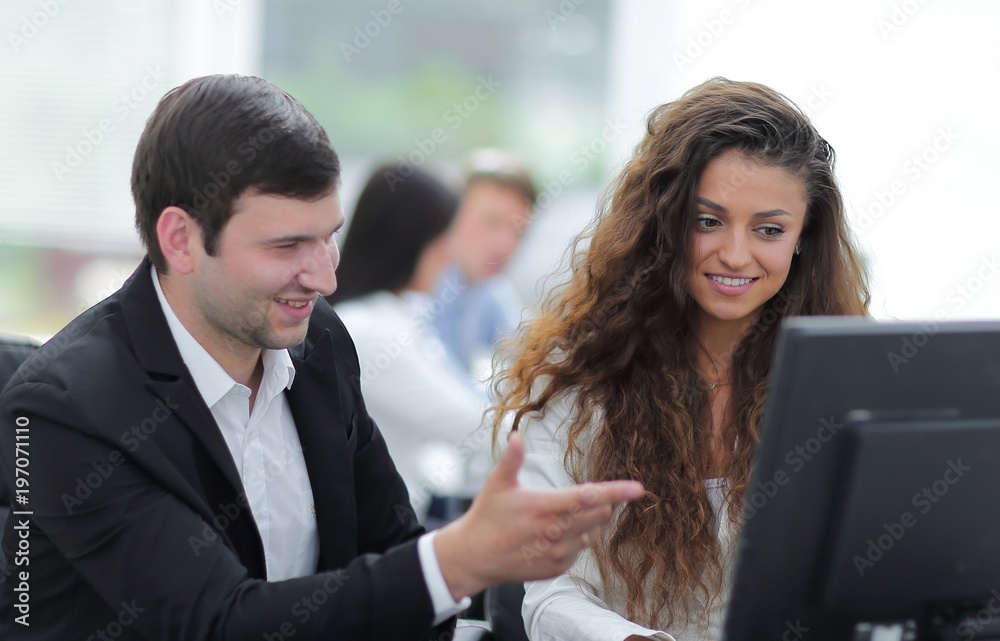 Obraz premium Manager and employee discuss work problem