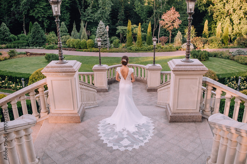 Fotografie bride chic dress architecture lanterns  beautiful garden