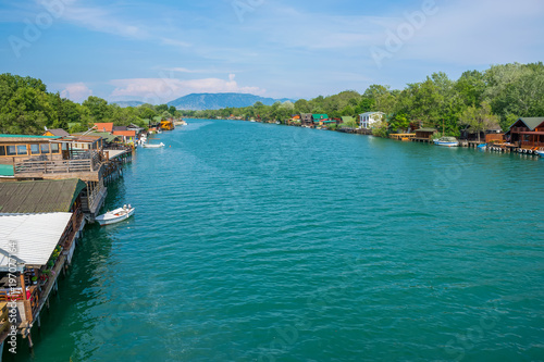 Floating restaurants invite tourists to eat tasty seafood dishes.