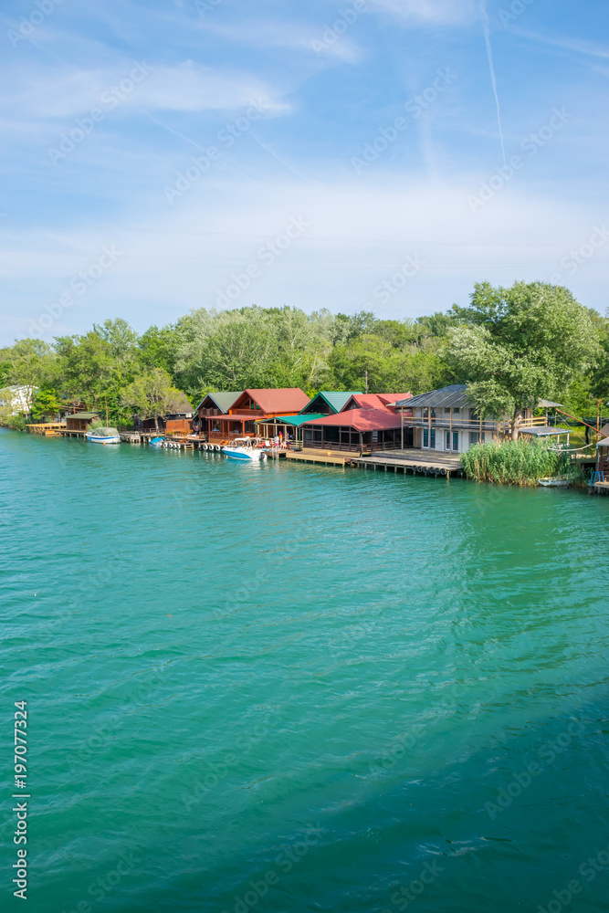 Naklejka premium Floating restaurants invite tourists to eat tasty seafood dishes.