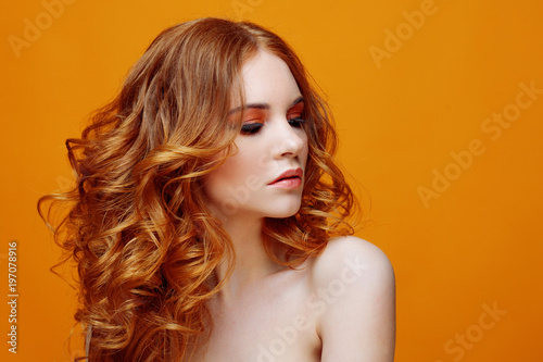 Fotografía Beautiful redheaded girl with luxurious curly hair
