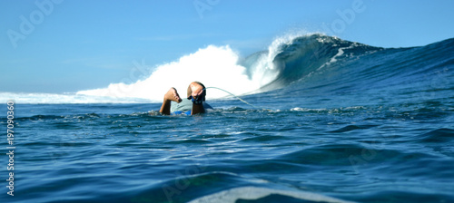 surfeur rejoingnant la vague
