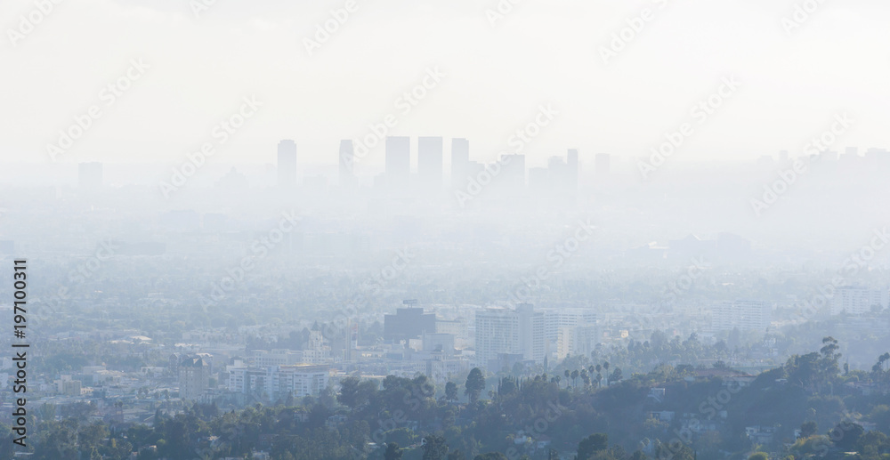 Plakat W centrum drapaczy chmur sylwetki miasto Los Angeles. Słaba widoczność, smog, spowodowany zanieczyszczeniem powietrza.