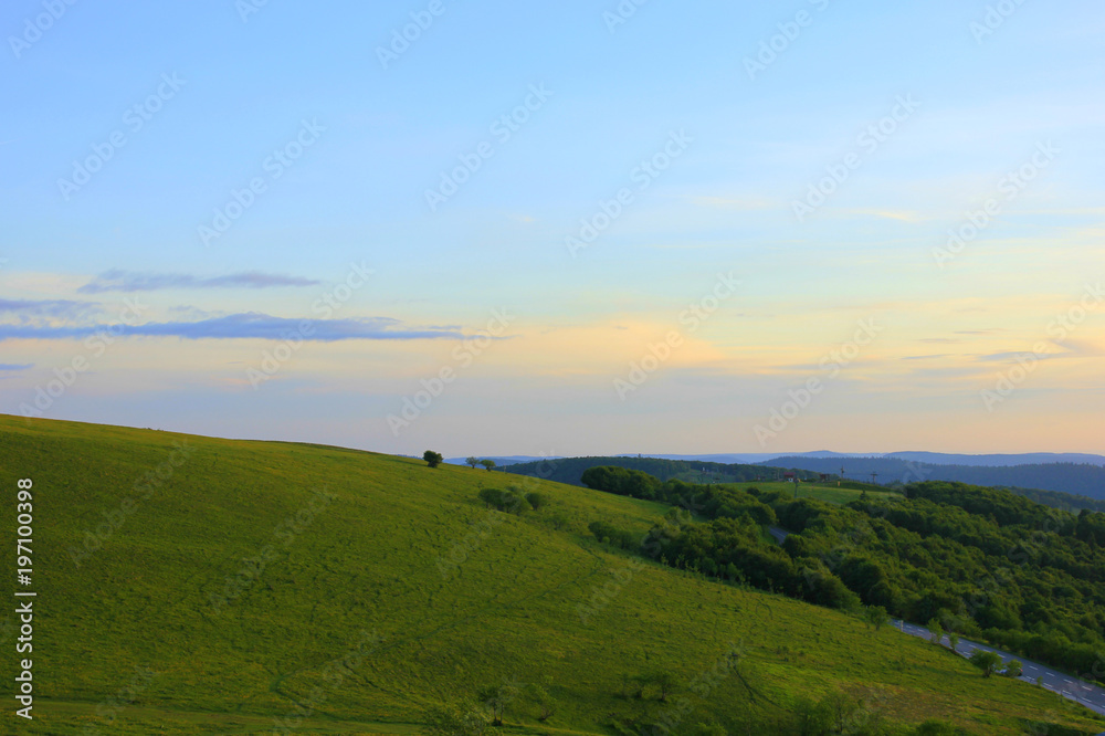 Fototapeta premium coucher de soleil sur les montagnes vosgiennes avec de magnifiques couleurs dans le ciel
