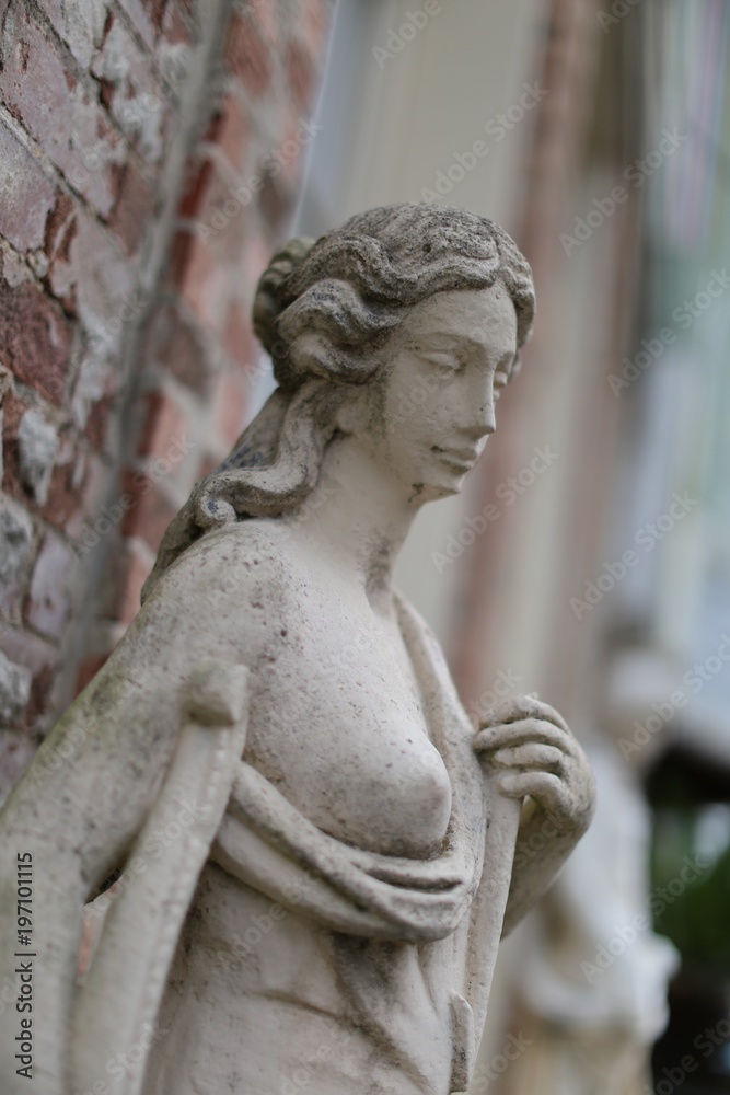 statue 3 statue 3