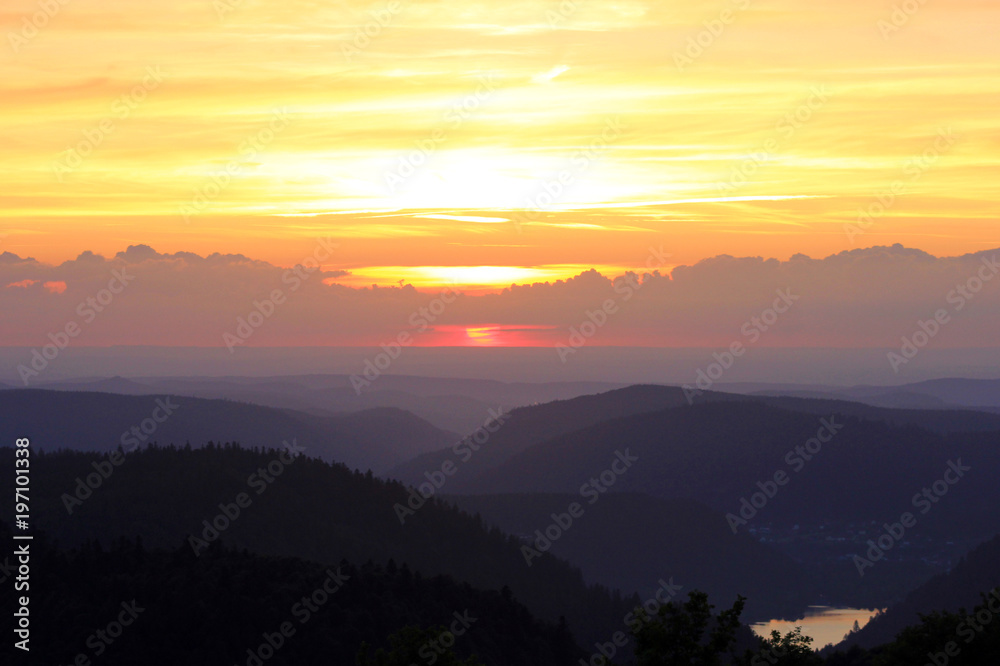 coucher de soleil sur les montagnes vosgiennes avec de magnifiques couleurs