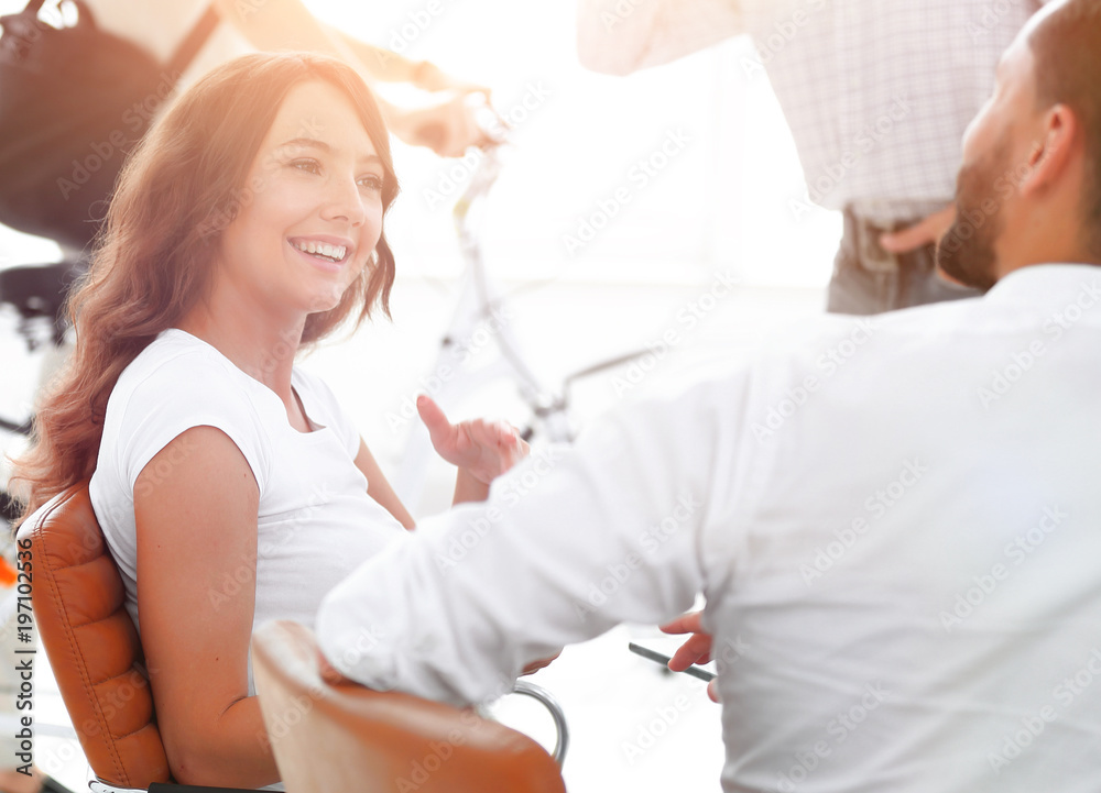 Obraz premium woman designer talking with a colleague