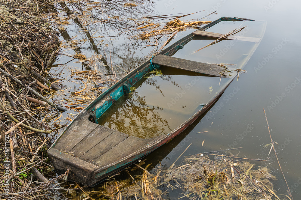 Naklejka premium old abandoned and submerged boat