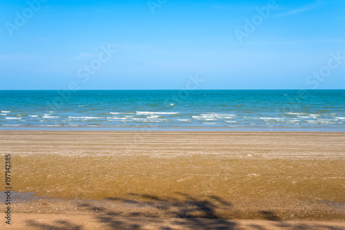 Fototapeta Naklejka Na Ścianę i Meble -  sea sand and blue sky background