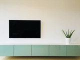 Tv über Lowboard im Wohnzimmer