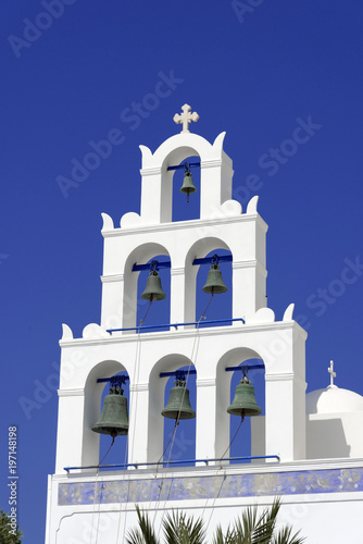 Blaue Kuppelmit Glockenturm einer byzantinisch-orthodoxen Kirche, Oia, Santorin, Kykladen, Griechenland, Europa