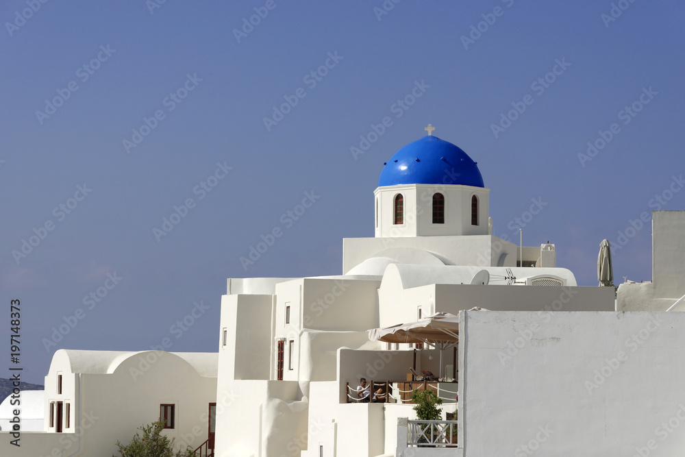 Blaue Kuppelmit Glockenturm einer byzantinisch-orthodoxen Kirche, Oia, Santorin, Kykladen, Griechenland, Europa