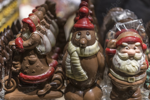 Chocolats et friandise dans une vitrine à Noël © Alonbou