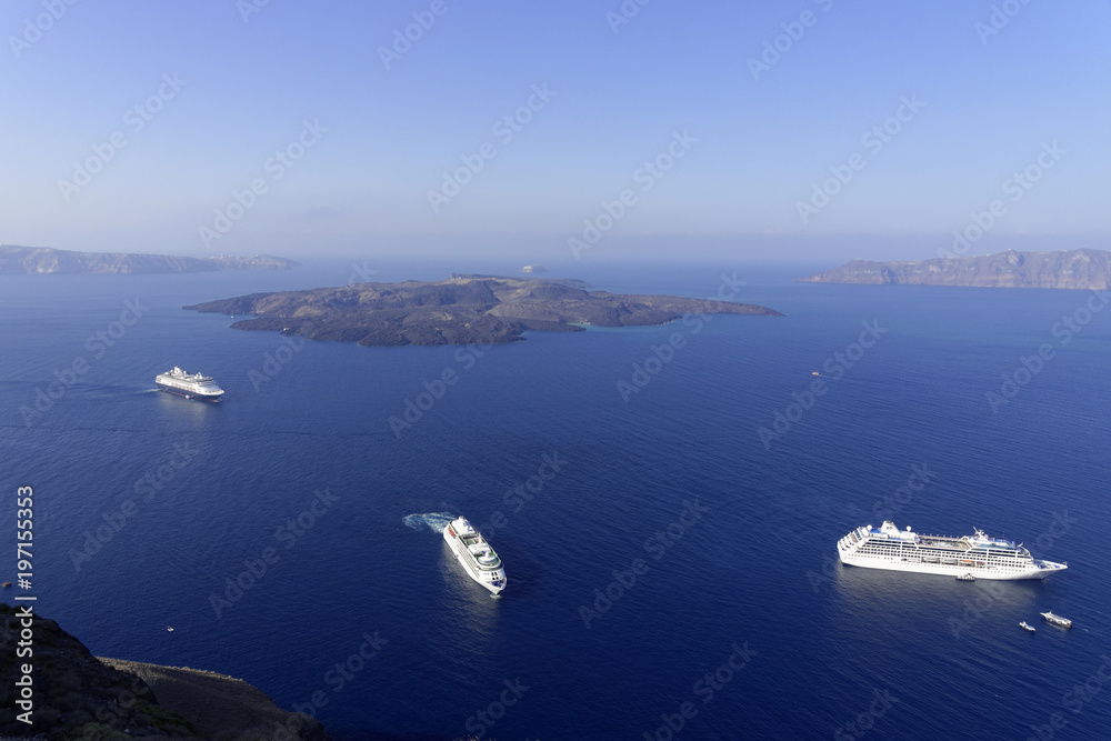 Kreuzfahrtschiffe in der Caldera vor Thira,  Santorin, Kykladen, Griechische Inseln, Griechenland. Europa