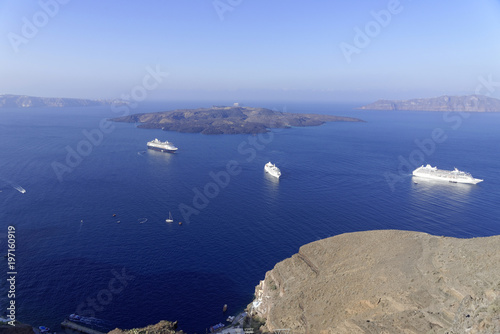 Kreuzfahrtschiffe in der Caldera vor Thira, Santorin, Kykladen, Griechische Inseln, Griechenland. Europa