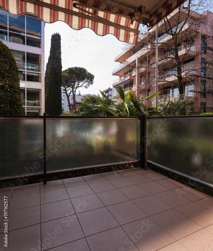Fotografía Terrace overlooking the nature of an apartment