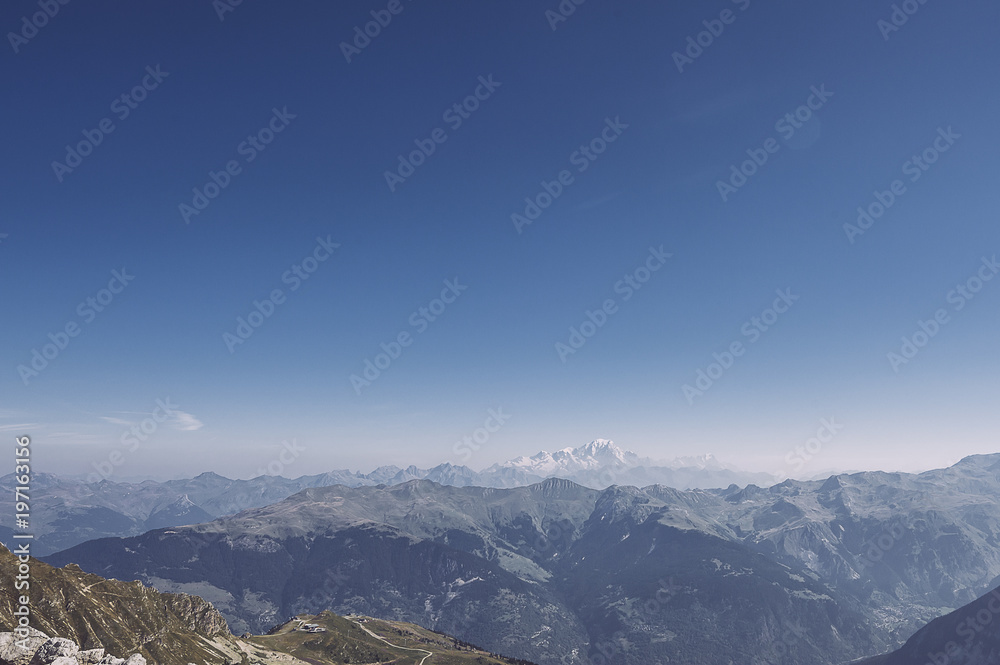 Vue sur sommets des Alpes