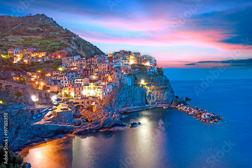 Obraz na płótnie Magical beautiful landscape with bright colored houses on the rock on the sea coast of Manarola in Cinque Terre, Liguria, Italy, Europe in the evening w salonie