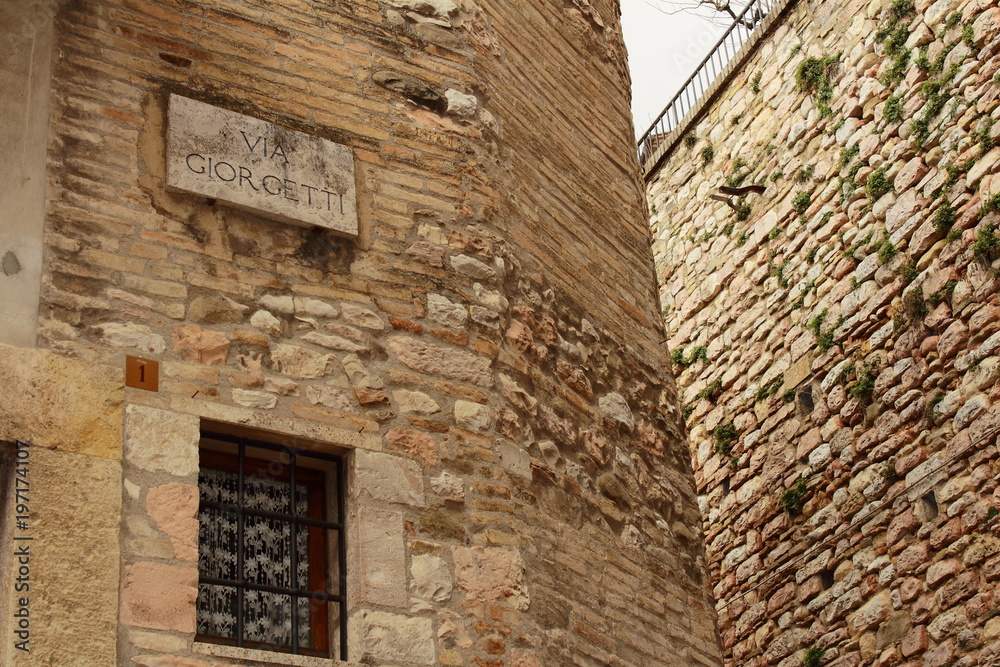 Gradas, calles, puertas, de Asis. Italia