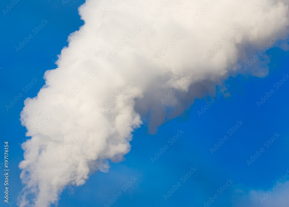 Obraz premium smoke from a pipe in the factory against a blue sky