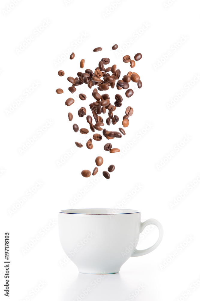 Obraz premium Tazza caffè espresso con chicchi volanti