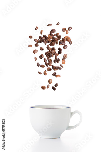 Tazza caffè espresso con chicchi volanti photo