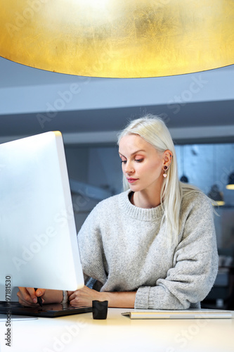 Sekretarka. Kobieta pracuje w biurze pisze na komputerze.