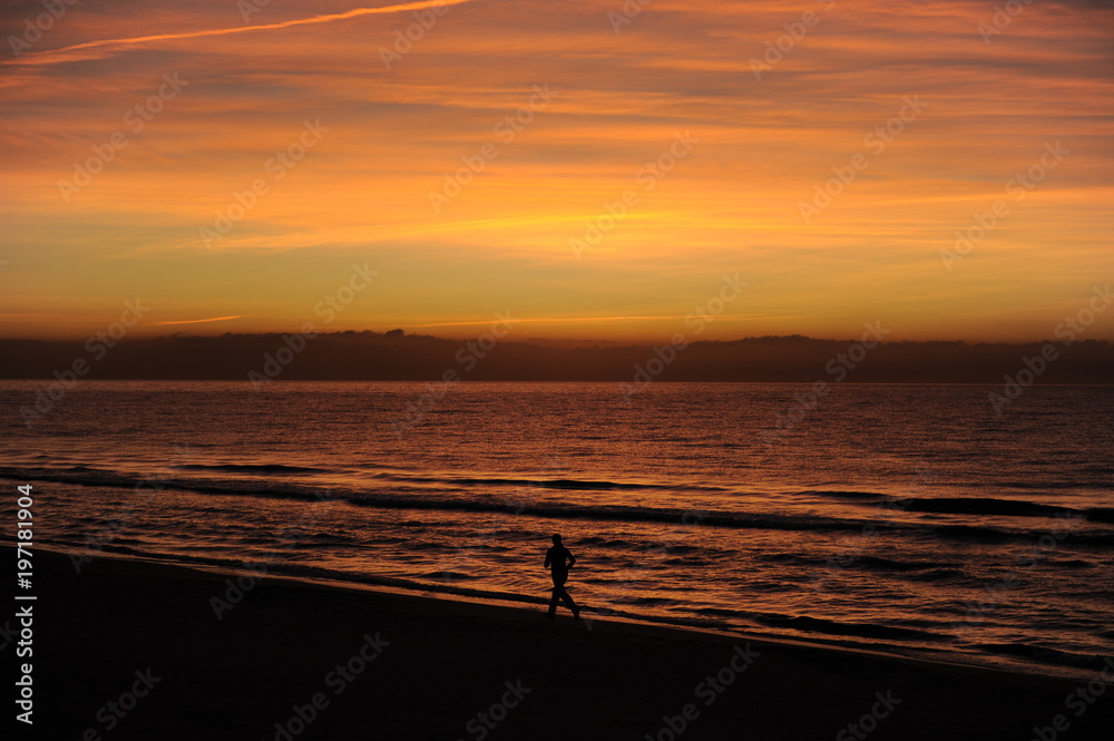 mujer corriendo en la playa