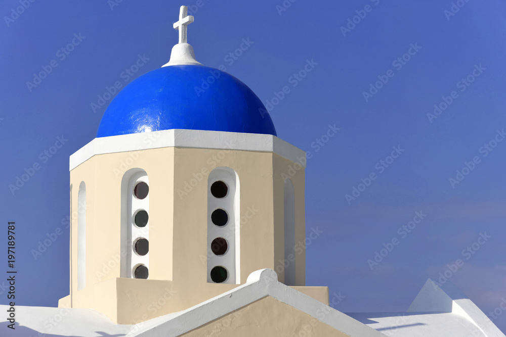  Blaue Kuppel einer byzantinisch-orthodoxen Kirche, Oia, Santorin, Kykladen, Griechenland, Europa