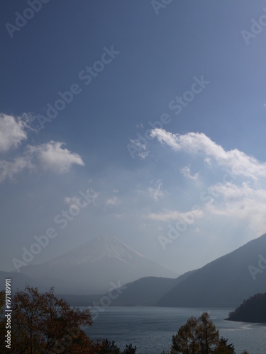 本栖湖 富士山。山梨 日本。11月中旬。