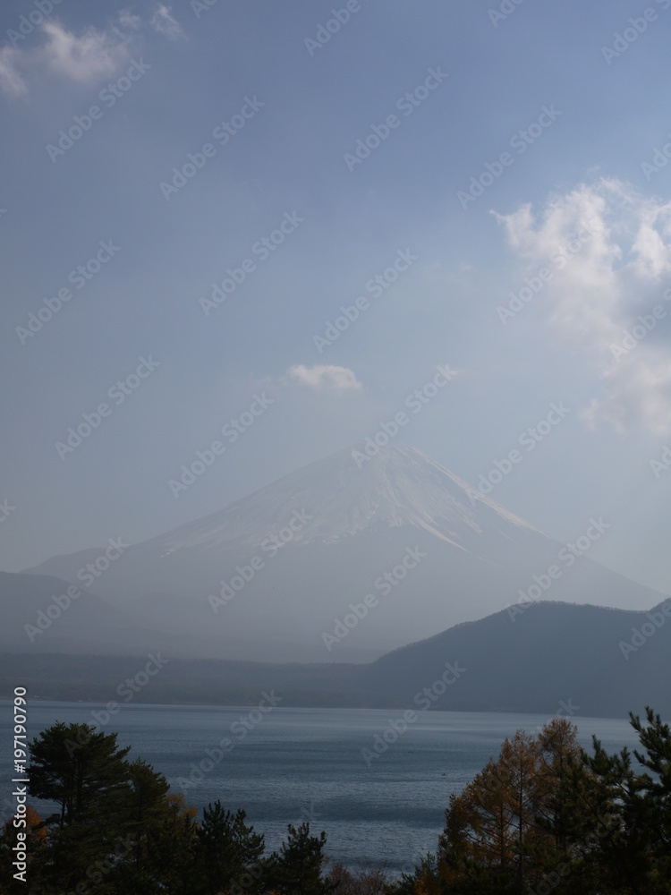 本栖湖　富士山。山梨　日本。11月中旬。