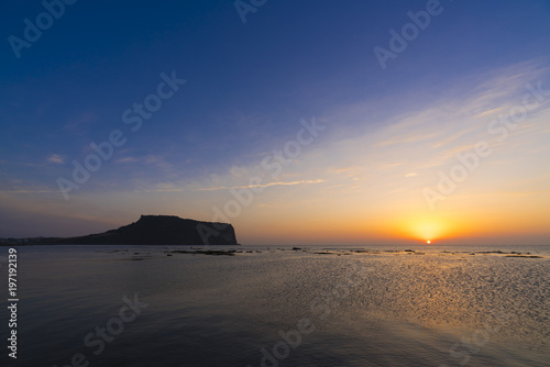 Wallpaper Mural 제주도 성산일출봉 일출 Torontodigital.ca