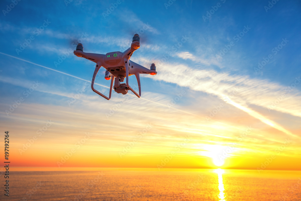 Fototapeta premium Piękny poranek nad morzem i latający dron