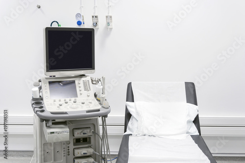 Obraz na płótnie Gynecological office with bed and ultrasound machine w salonie