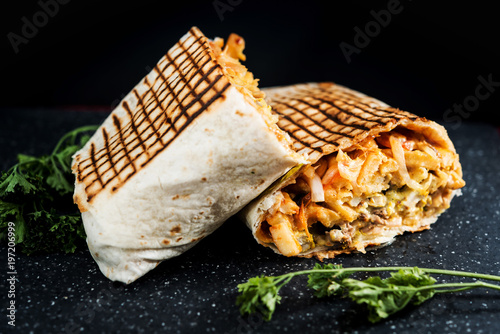 Obraz na płótnie beef tacos served with golden French fries w salonie