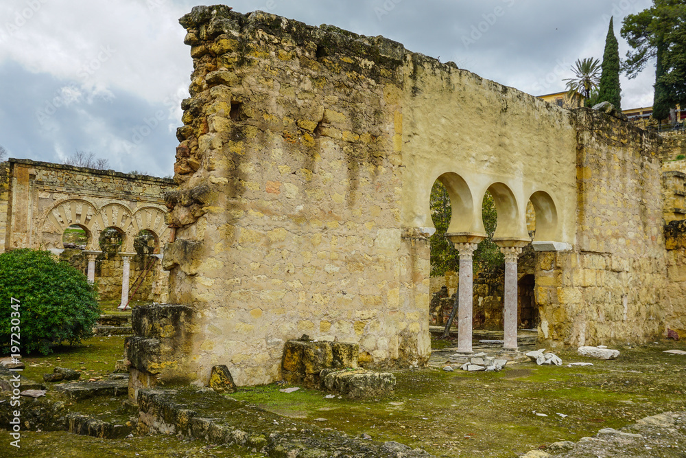 ruinas de ciudad árabe musulmana medina azahara en córdoba