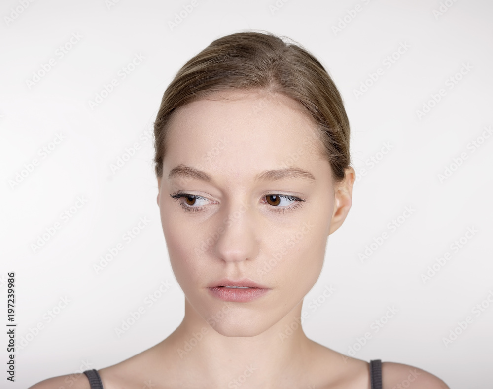 nachdenkliche  junge Frau