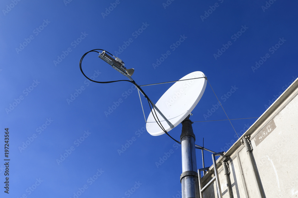 Satellite communication antenna