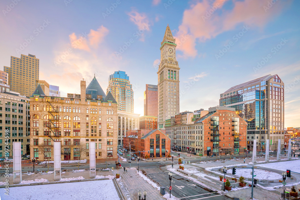 Naklejka premium Boston centrum skyline o zachodzie słońca w Massachusetts