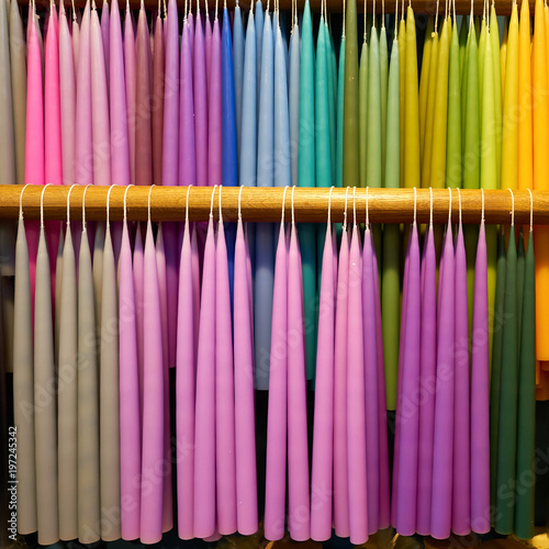 bunte Kerzen im Verkaufsraum einer Kerzen-Manufaktur photo