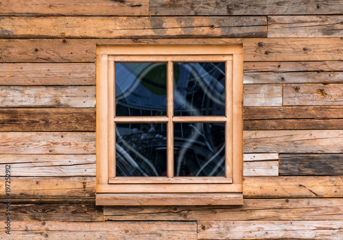 Holzfenster an einem Holzhaus