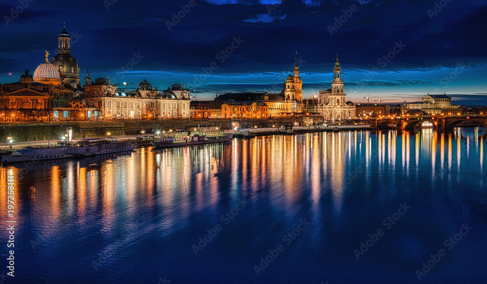 Fototapeta premium Dresdner Altstadt in der blauen Stunde