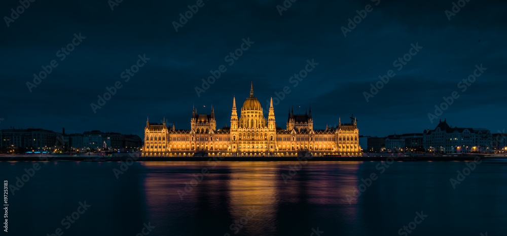Ungarisches Parlament in der blauen Stunde