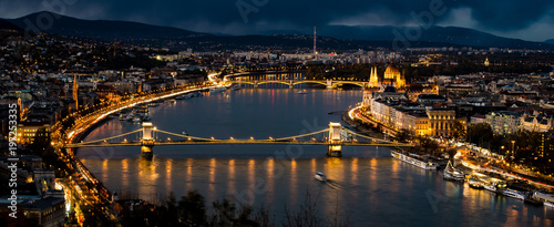 Blick auf Budapester Altstadt und Parlament