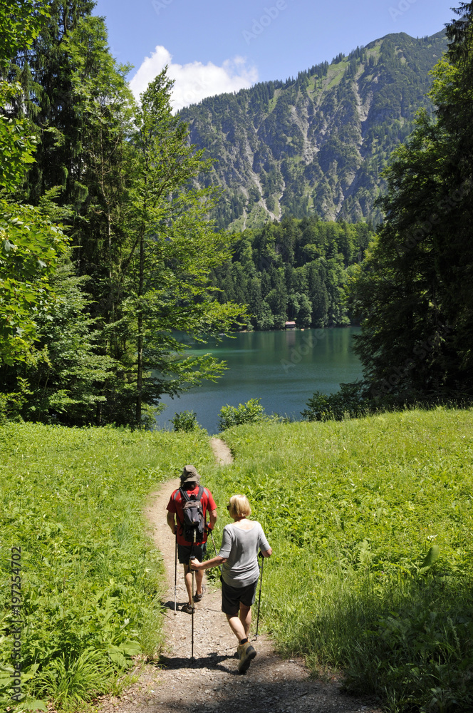 Naklejka premium wanderer im allgäu am freibergsee