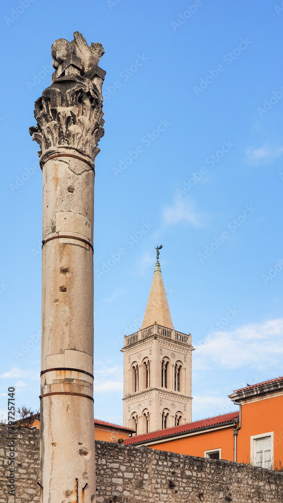 Kathedrale der heiligen Anastasia und Säule in der Altstadt von Zadar, Kroatien