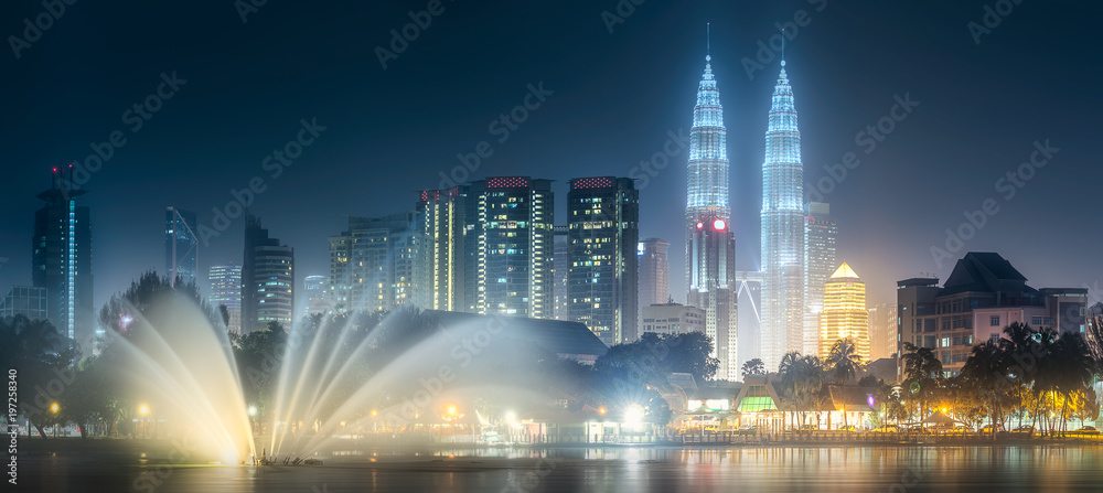 Obraz premium Night scenery view of Kuala Lumpur skyline